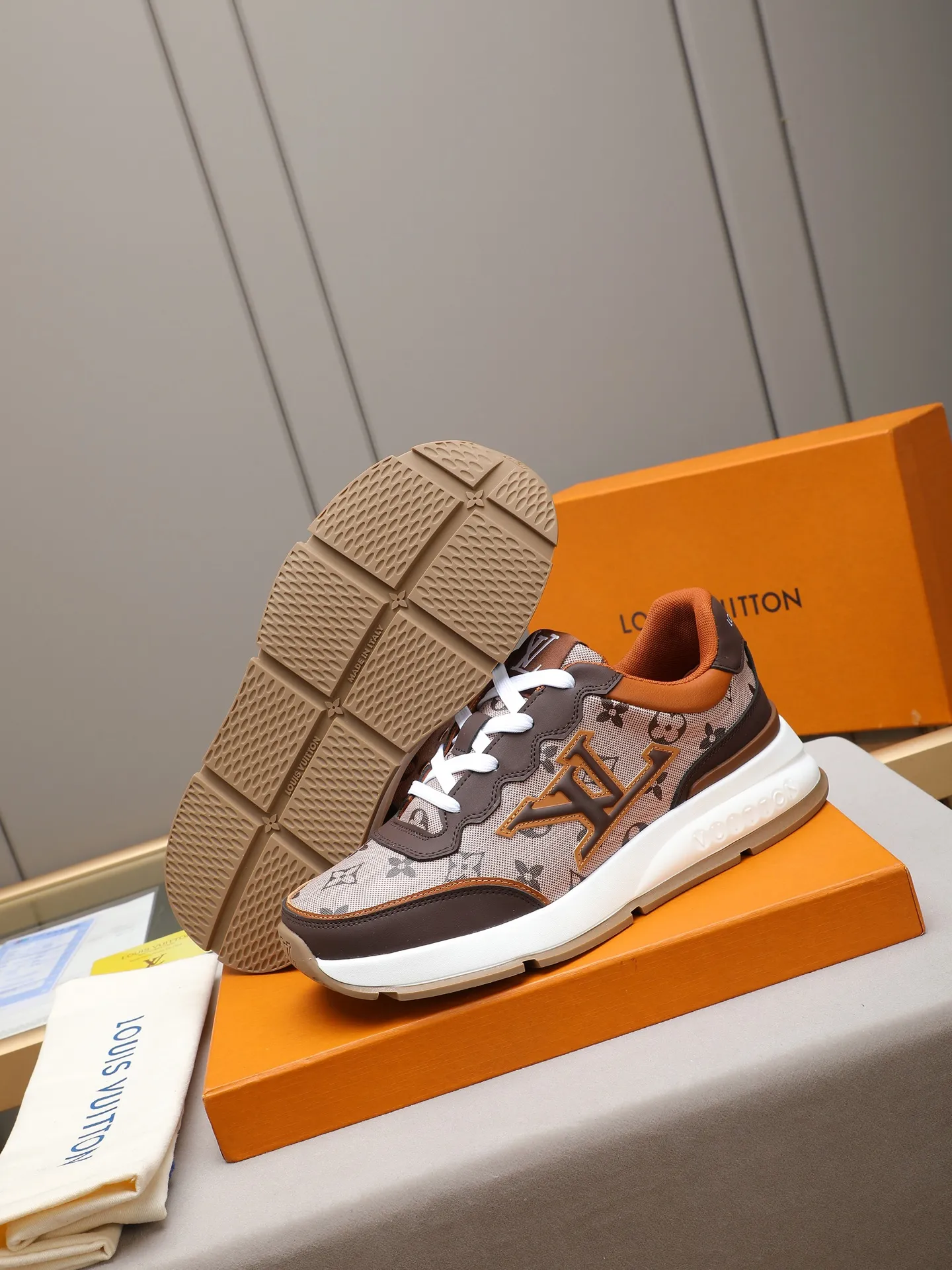 Men's shoes 💰460 Brand: LOUIS VUITTON Louis Vuitton LV Size: 38 39 40 41 42 43 44 (45 customized) Fabric: original cowhide cowhide 🔸Inside of: mesh 🔺Sole: counter foam outsole